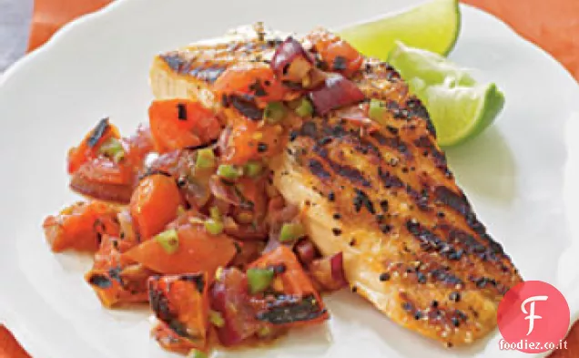 Salmone alla griglia con salsa di pomodoro e olive