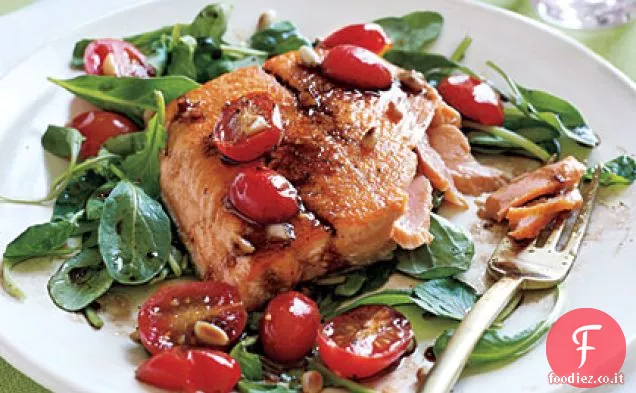 Saltati Salmerino artico e insalata di rucola con vinaigrette di pomodoro