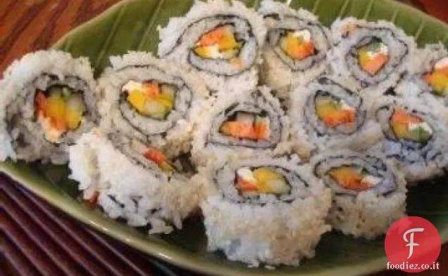 Sushi di salmone affumicato e mango con salsa di immersione di agrumi e soia