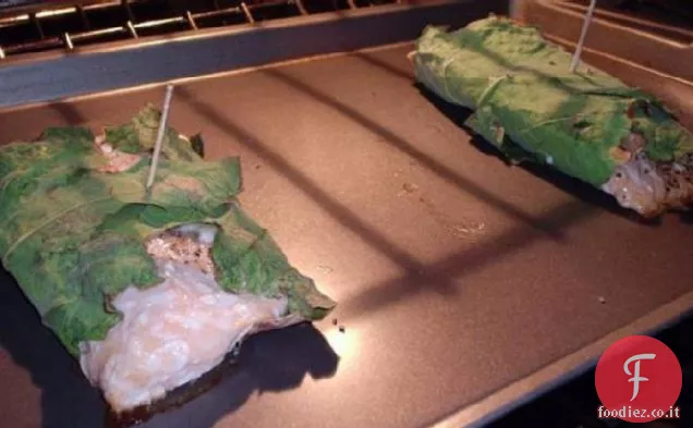 Salmone avvolto in foglie di fico con cavolo al forno