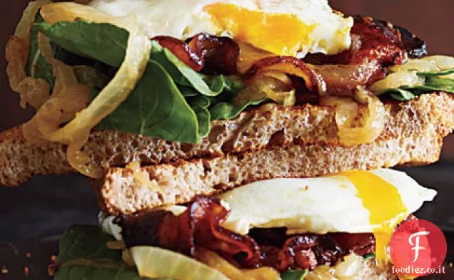 Panini con pancetta e uova con cipolle caramellate e rucola