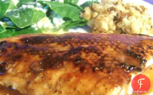 Bistecche di salmone arrostite in padella con glassa di aceto e miele di sherry