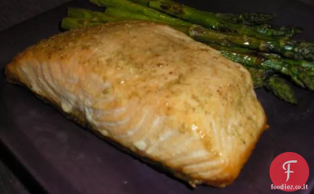 Salmone con glassa di limone e briciole di rosmarino