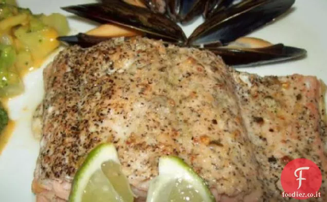 Salmone alla griglia con pepe nero e lime strofinare
