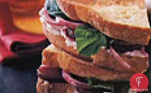 Panini caldi con formaggio di capra, barbabietola e rucola