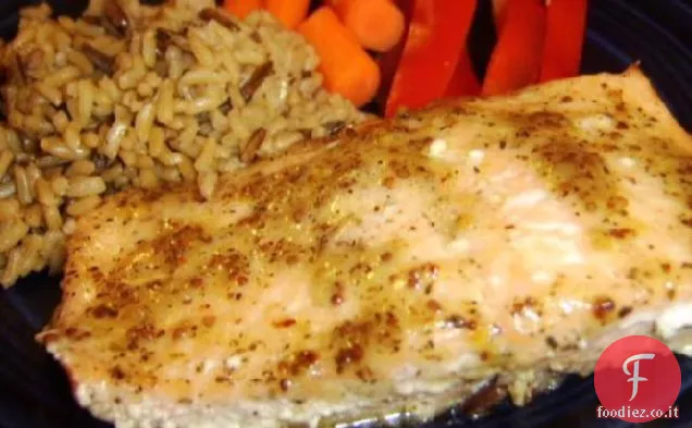 Delizioso e semplice salmone al forno con salsa