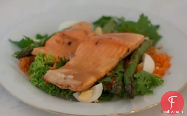 Insalata di salmone e asparagi alla griglia