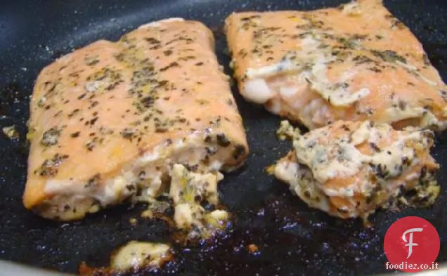 Salsa di basilico arancione su filetti di salmone