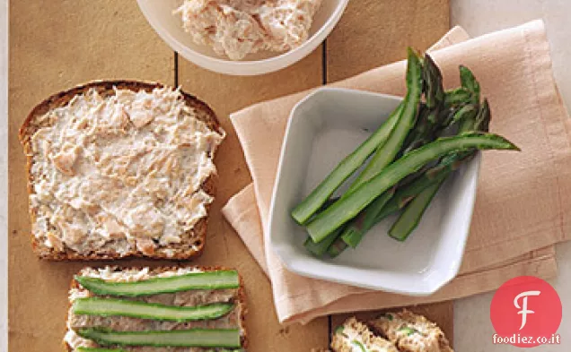Panini al tè con crema di formaggio e asparagi