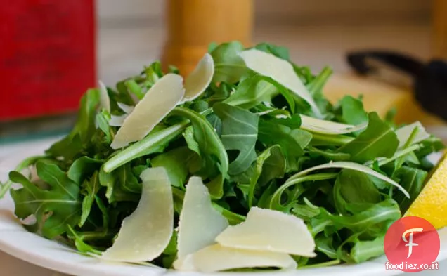 Insalata di rucola con parmigiano rasato, limone e olio d'oliva
