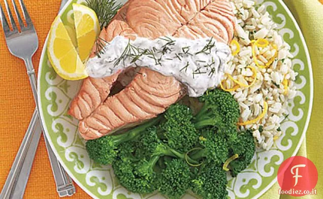 Bistecche di salmone in camicia con salsa di yogurt e aneto
