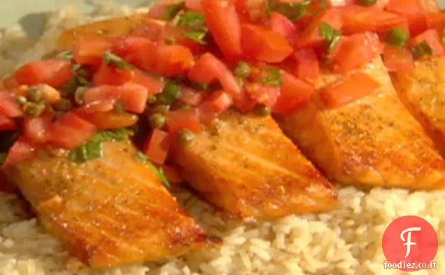 Salmone selvatico arrosto con pomodori, basilico e capperi, cavolfiore in crosta di parmigiano e riso