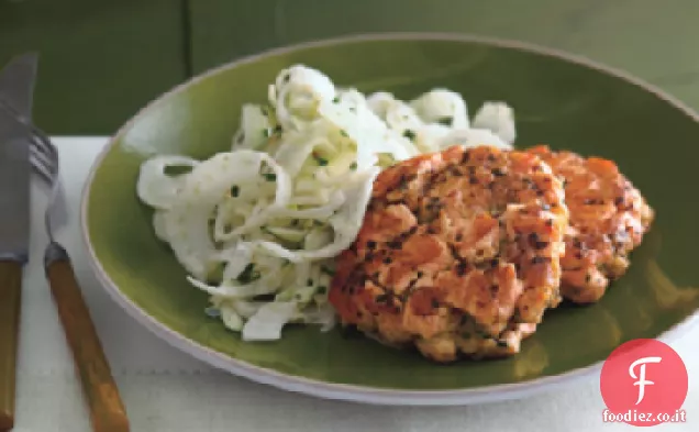 Torte di salmone estivo con zucchine Finocchio Slaw