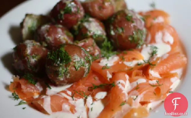 Cena stasera: Insalata di patate con salmone affumicato e Crème Fraîche al rafano