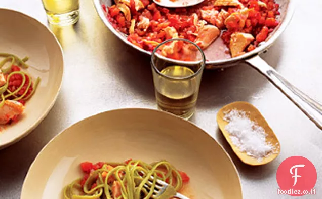Pasta di salmone con salsa di pomodoro piccante