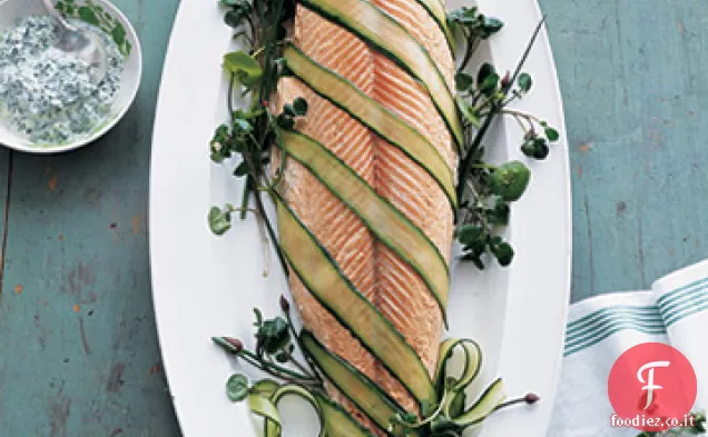 Salmone in camicia con cetriolo, crescione e salsa di capperi