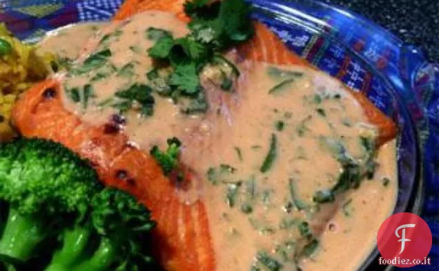 In un batter d'occhio Salmone Atlantico con curry rosso Salsa di cocco