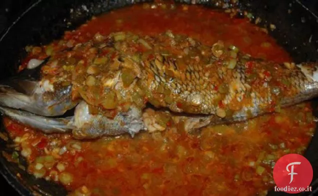Snapper rosso intero in salsa piccante di Szechuan