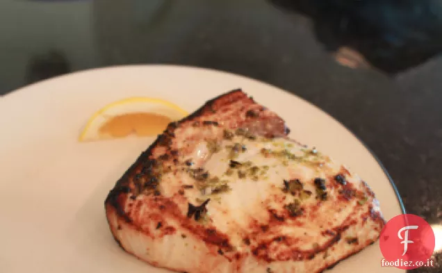Bistecche di pesce spada con salsa al limone e prezzemolo