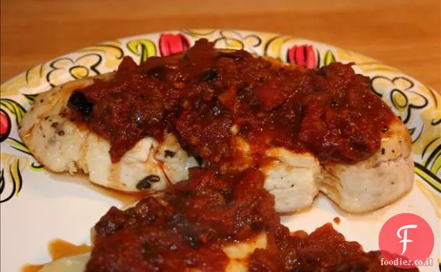 Pesce spada scottato con salsa di pomodoro e olive