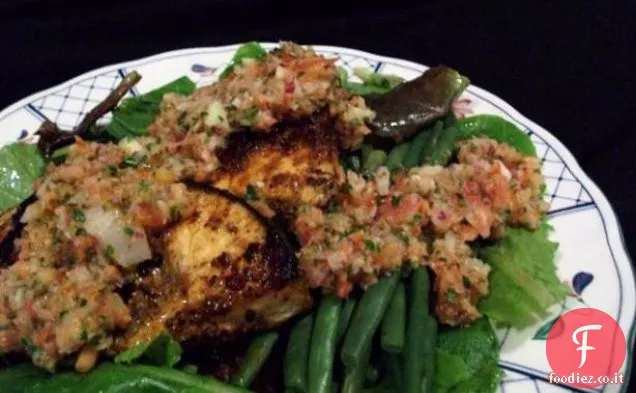 Pesce spada alla griglia su insalata calda di avocado e mais