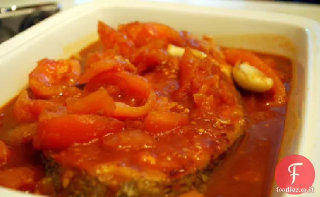 Pesce saltato con pomodori piccanti e olive