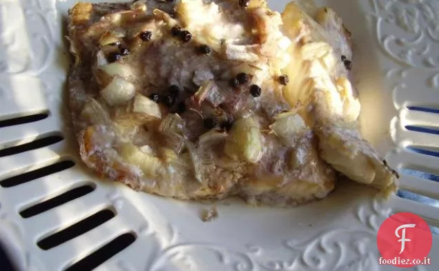 Trota fresca di ruscello con patate fritte e cipolla