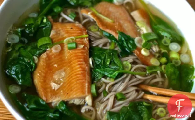 Cena stasera: Zuppa di noodle Soba con spinaci e trota affumicata