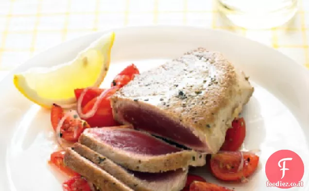 Bistecche di tonno con pomodori al limone e cipolla