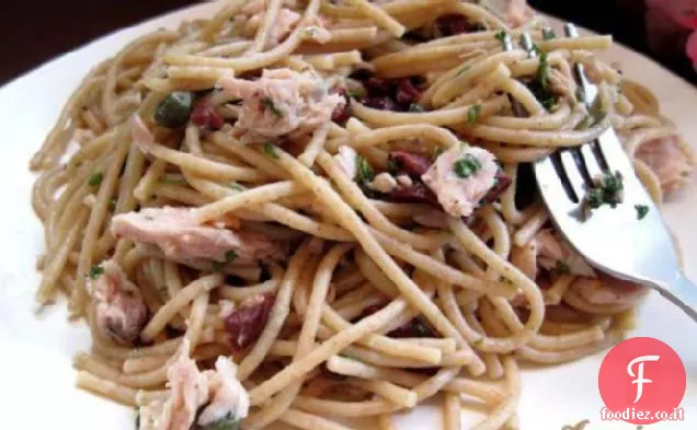 Insalata di pasta di tonno con vinaigrette di olive nere calde