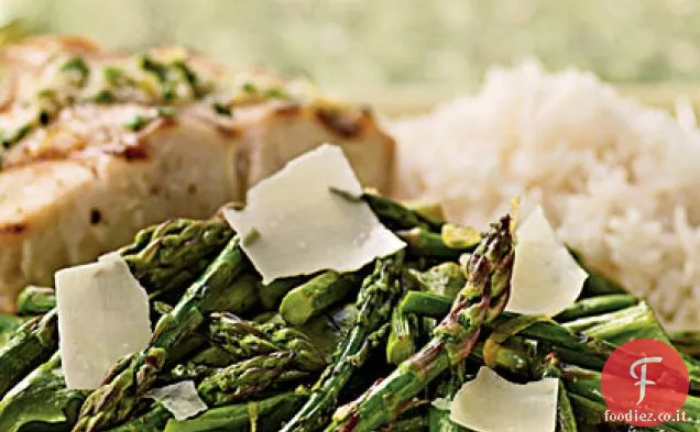 Insalata di asparagi alla griglia e rucola con condimento al limone e tartufo