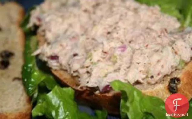 Panino all'insalata di tonno con pane all'uvetta