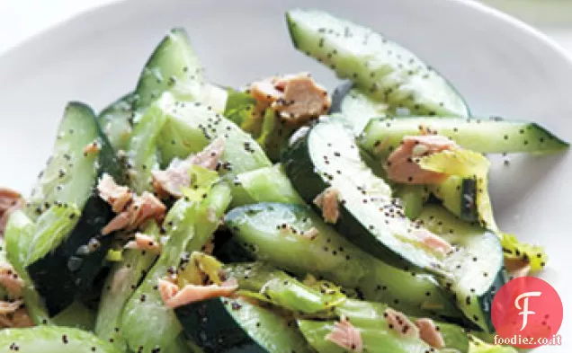 Insalata di cetrioli e sedano con tonno