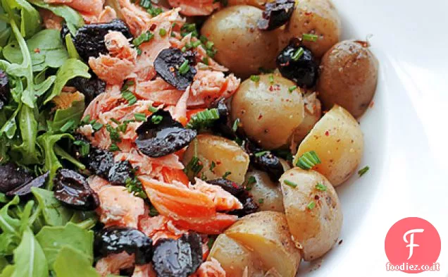 Salmone, patate novelle e olive nere