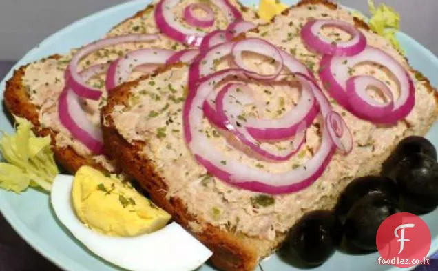 Panini di pane di segale con tonno, sottaceto e crema di formaggio