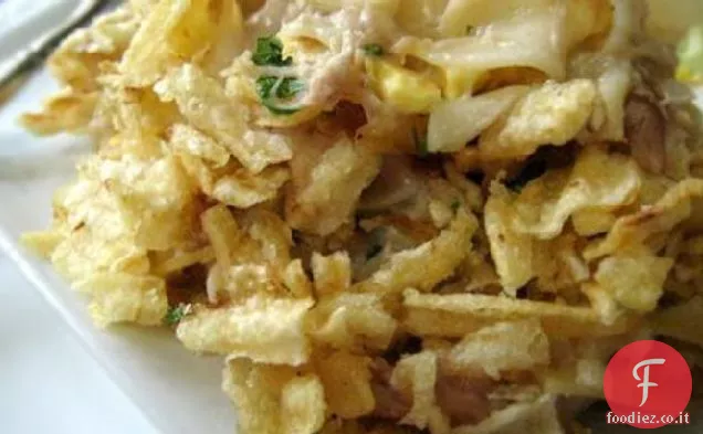 Casseruola di tonno di mia madre con patatine e uova