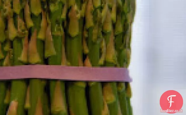 Insalata di asparagi Naptime con formaggio di capra e vinaigrette di agrumi