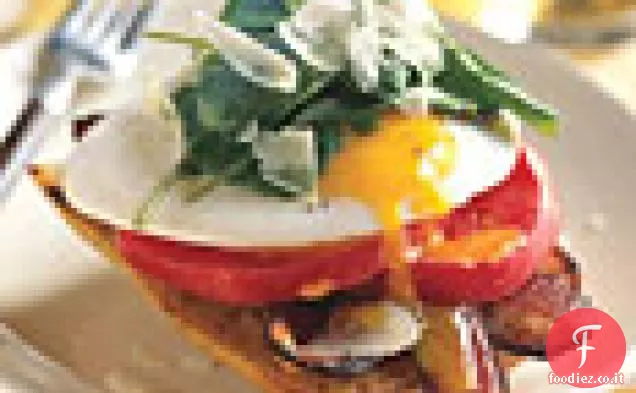 Panini con pancetta e uova a viso aperto con rucola