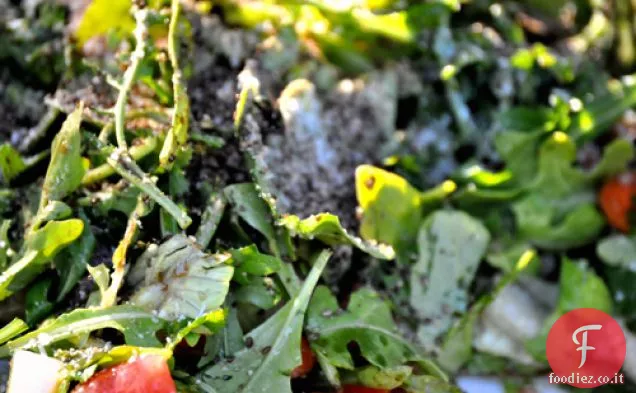 Insalata di rucola di avocado con condimento al basilico e limone