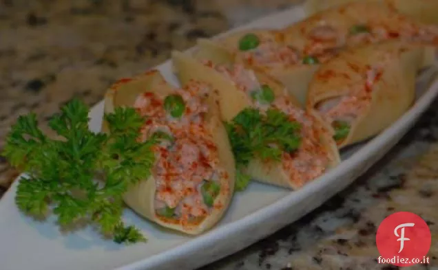 Conchiglie di insalata di tonno ripiene