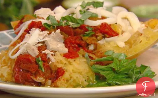 Zucca di spaghetti ripieni con Pomodori, olive, Tonno e formaggio a pasta filata