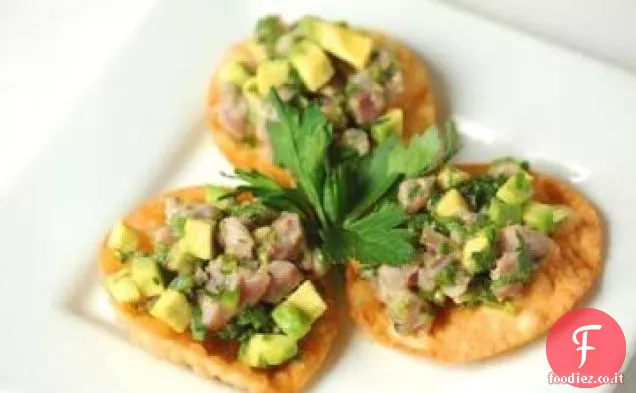 Tartare di tonno e avocado con caviale della California su patatine Wonton al sesamo