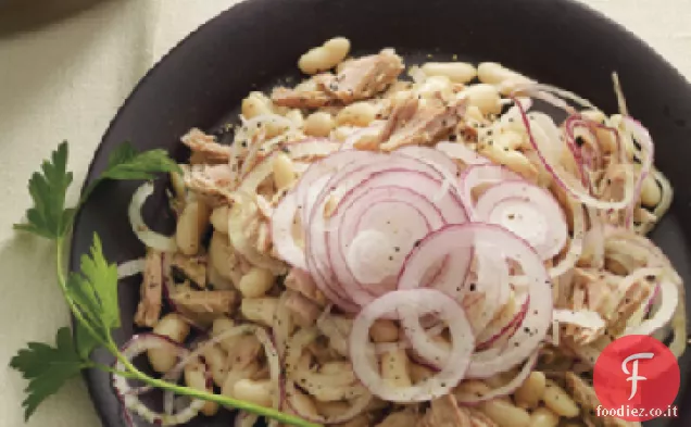 Insalata di tonno, fagioli bianchi e cipolle rosse