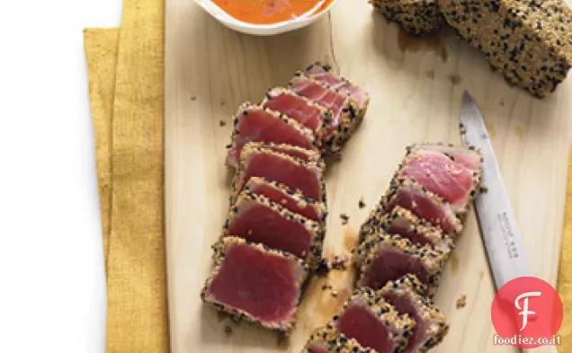 Tonno scottato al sesamo con salsa di immersione allo zenzero e carota