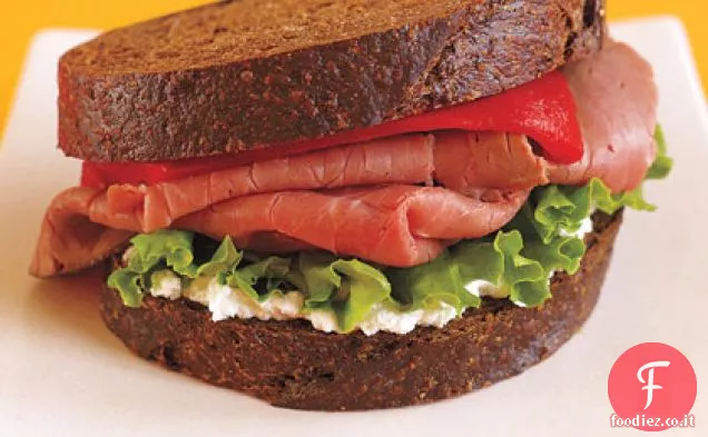 Roast Beef Pumpernickel Sandwich con peperoncino arrosto, rucola e formaggio di capra