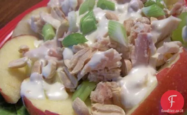Insalata di mele e arachidi con tonno