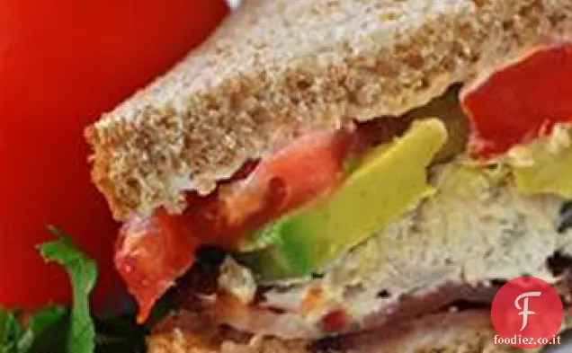 Panino con tonno, avocado e pancetta