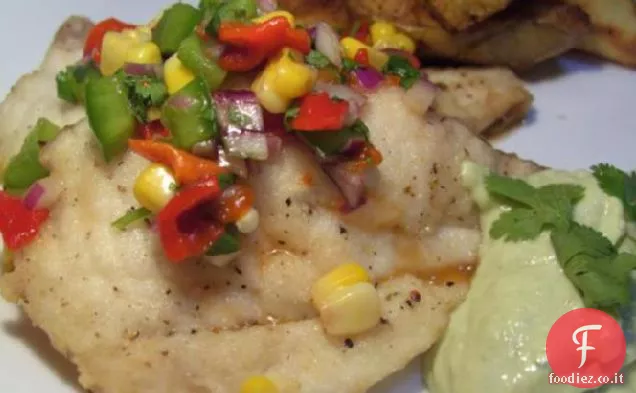 Pesce alla griglia con salsa e salsa di avocado