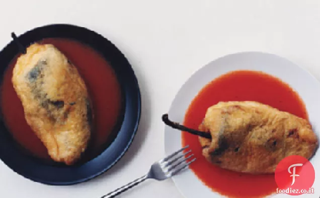 Poblanos ripieni di formaggio con salsa di pomodoro