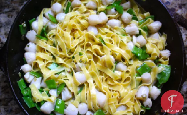 Tagliatelle con capesante, piselli e salsa allo zenzero